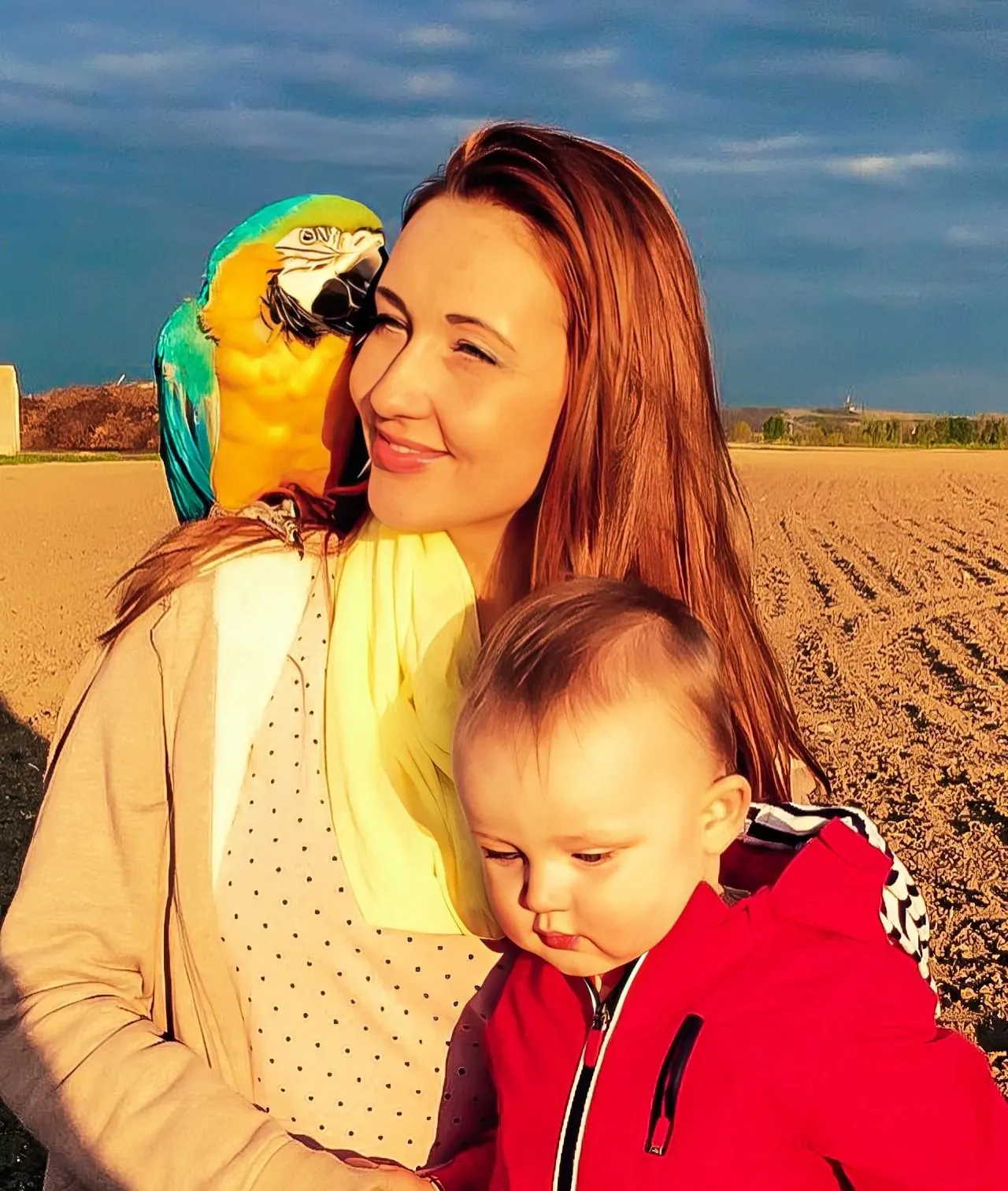 Franka s papagájom a dieťaťom v prírode
