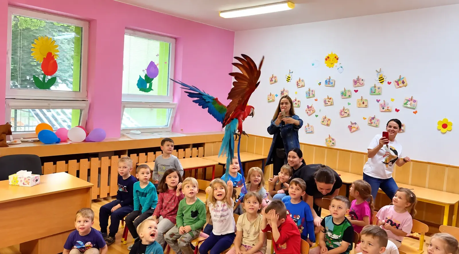 Papagáj roztiahne krídla pred deťmi v materskej škole